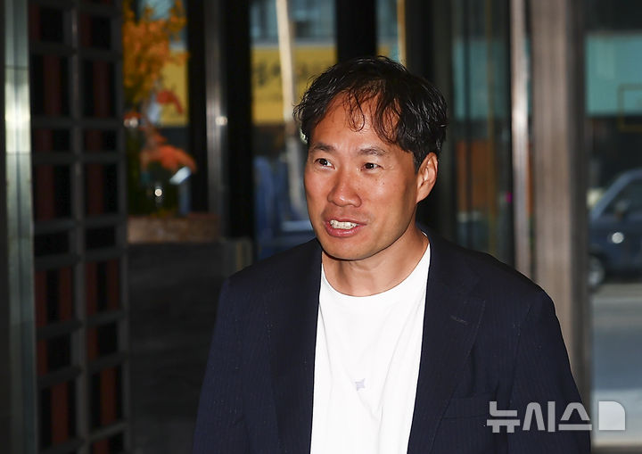 [서울=뉴시스] 김근수 기자 = 김성훈 업스테이지 대표가 19일 서울 시내의 한 호텔에서 리사 수 AMD 최고경영자(CEO)를 만나기 위해 이동하고 있다. 2026.03.19. ks@newsis.com