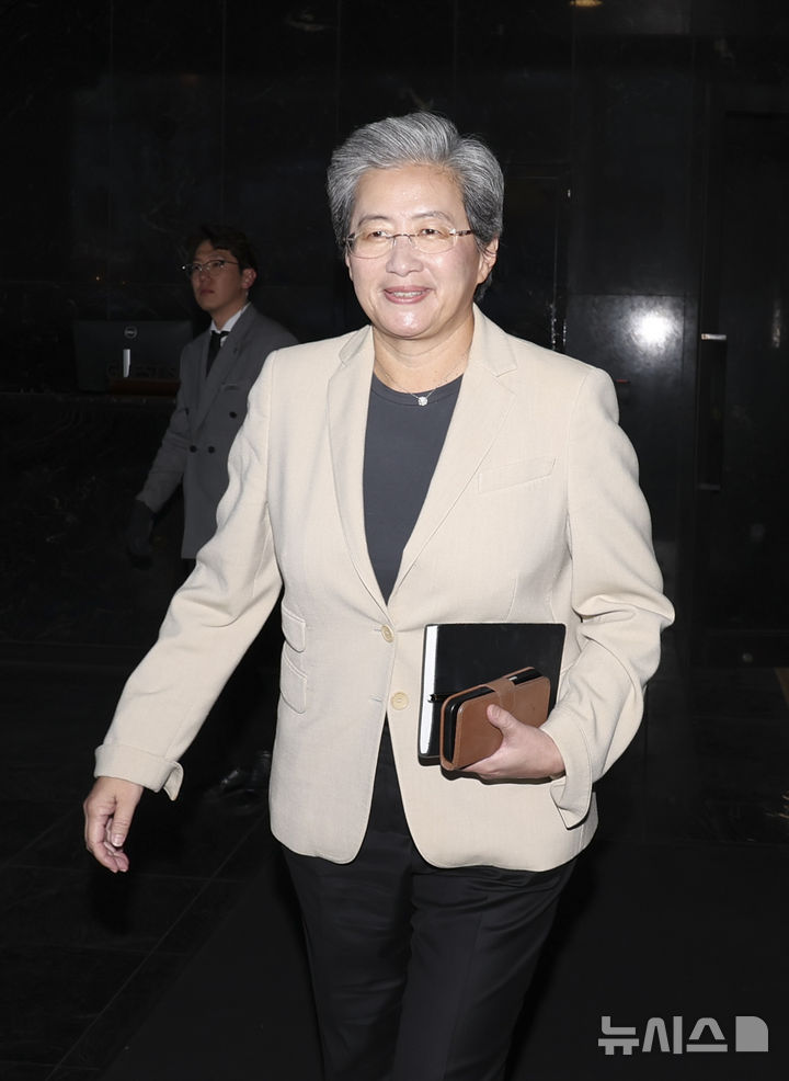 [서울=뉴시스] 김근수 기자 = 시장 예상치를 웃돈 1분기 실적을 내놓은 미국 반도체 기업 AMD의 주가가 6일(현지 시간) 급등했다. 사진은 리사 수 AMD 최고경영자(CEO)가 지난 3월 19일 서울 시내의 한 호텔에서 김성훈 업스테이지 대표와 만남을 마치고 호텔을 나서고 있는 모습. 2026.05.07. ks@newsis.com