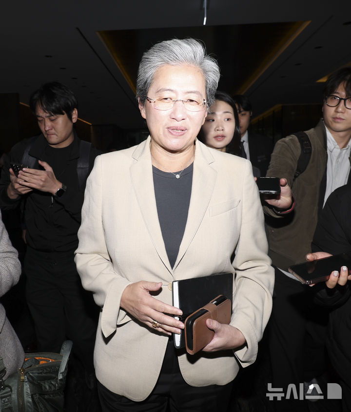 [서울=뉴시스] 김근수 기자 = 리사 수 AMD 최고경영자(CEO)가 19일 서울 시내의 한 호텔에서 김성훈 업스테이지 대표와 만남을 마치고 호텔을 나서고 있다. 2026.03.19. ks@newsis.com