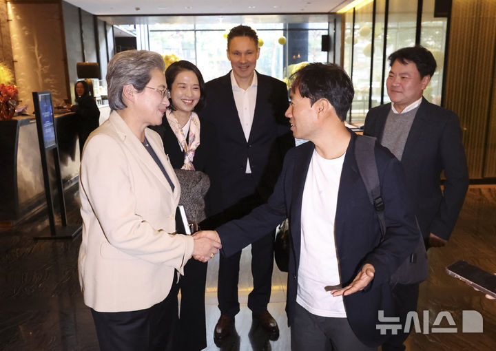 [서울=뉴시스] 김근수 기자 = 리사 수 AMD 최고경영자(CEO)가 19일 서울 시내의 한 호텔에서 김성훈 업스테이지 대표와 인사를 나누고 있다. 2026.03.19. ks@newsis.com