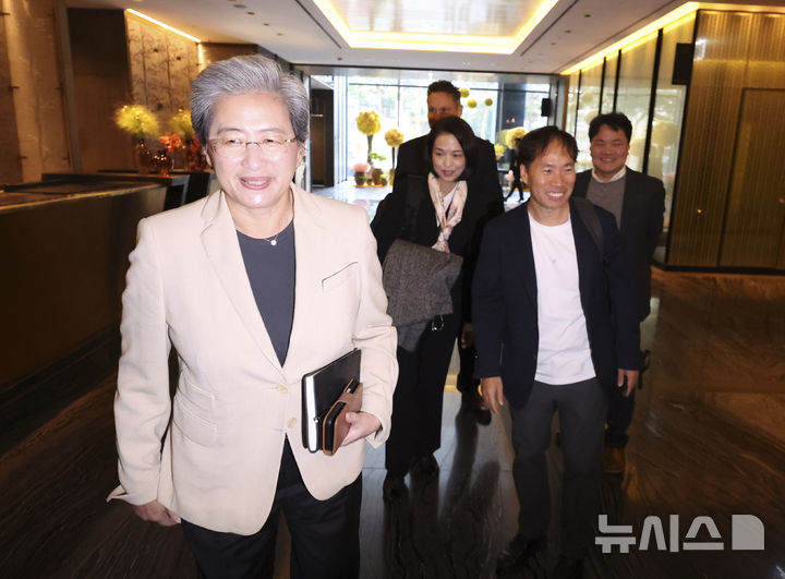 [서울=뉴시스] 김근수 기자 = 리사 수 AMD 최고경영자(CEO)가 19일 서울 시내의 한 호텔에서 김성훈 업스테이지 대표와 만남을 마치고 호텔을 나서고 있다. 2026.03.19. ks@newsis.com