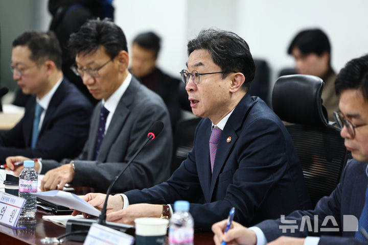 [서울=뉴시스] 김명년 기자 = 이억원 금융위원장이 19일 오전 서울 여의도 국회 의원회관에서 열린 더불어민주당 정무위원회-금융위원회 당정협의에서 발언하고 있다. 2026.03.18. kmn@newsis.com