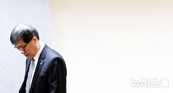 [서울=뉴시스] 박주성 기자 = 지난 19일 오전 서울 중구 은행회관에서 열린 확대거시경제금융회의에서 이창용 한극은행 총재가 참석하고 있다. 2026.03.19. park7691@newsis.com