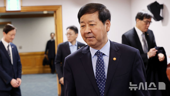 [서울=뉴시스] 박주성 기자 = 19일 오전 서울 중구 은행회관에서 열린 확대거시경제금융회의에서 구윤철 경제부총리가 입장하고 있다. 2026.03.19. park7691@newsis.com