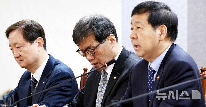 [서울=뉴시스] 박주성 기자 = 이창용 한국은행 총재가 지난달 19일 오전 서울 중구 은행회관에서 열린 확대거시경제금융회의에서 구윤철 경제부총리의 모두발언을 경청하고 있다. 왼쪽부터 이찬진 금융감독원장, 이창용 한국은행 총재, 구윤철 경제부총리. 2026.03.19. park7691@newsis.com