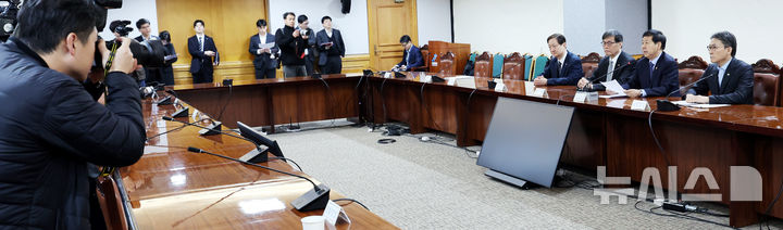 [서울=뉴시스] 박주성 기자 = 구윤철 경제부총리가 19일 오전 서울 중구 은행회관에서 열린 확대거시경제금융회의에서 모두발언을 하고 있다. 2026.03.19. park7691@newsis.com