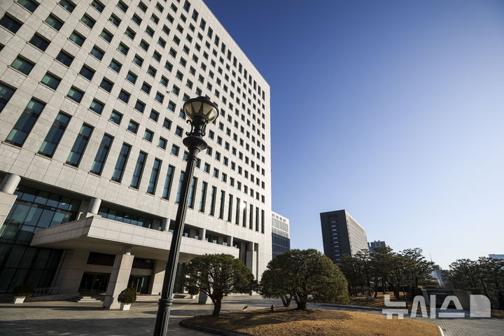 [서울=뉴시스] 정병혁 기자 = 검찰개혁 일환인 중대범죄수사청(중수청)·공소청 설치법이 여당 주도로 국회 법제사법위원회(법사위)를 통과했다. 중수청·공소청법은 오는 10월 검찰청이 폐지되면 설치될 중수청과 공소청의 조직·기능·권한 등을 다룬 법안이다. 중수청은 검찰의 수사 기능을 이어받는다. 민주당은 중수청·공소청법을 오늘 본회의에서 처리한다는 방침이다. 사진은 왼쪽부터 19일 서울 서초구 대검찰청, 서울고등검찰청, 서울중앙지방검찰청. 2026.03.19. jhope@newsis.com