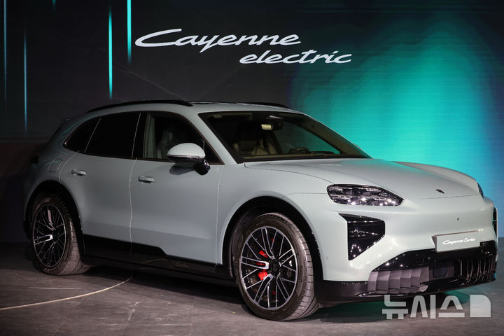 [서울=뉴시스] 배훈식 기자 = 2026 포르쉐코리아 신년 기자 간담회가 열린 19일 오전 서울 광진구 Pie factory에 '카이엔 일렉트릭' 차량이 전시돼 있다. 포르퀘코리아는 이날 카이엔 일렉트릭과 함께 한국 고객만을 위한 한정 모델 '파나메라 레드 익스클루시브'를 국내에 최초 공개했다. 2026.03.19. dahora83@newsis.com