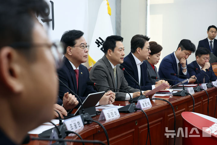 [서울=뉴시스] 고승민 기자 = 장동혁 국민의힘 대표가 19일 서울 여의도 국회에서 열린 최고위원회의에서 발언하고 있다. 2026.03.19. kkssmm99@newsis.com