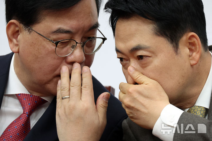 [서울=뉴시스] 고승민 기자 = 국민의힘 장동혁 대표와 송언석 원내대표가 19일 서울 여의도 국회에서 열린 최고위원회의에서 대화하고 있다. 2026.03.19. kkssmm99@newsis.com