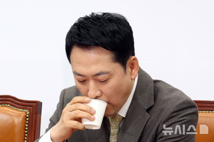[서울=뉴시스] 고승민 기자 = 장동혁 국민의힘 대표가 19일 서울 여의도 국회에서 열린 최고위원회의에서 물을 마시고 있다. 2026.03.19. kkssmm99@newsis.com