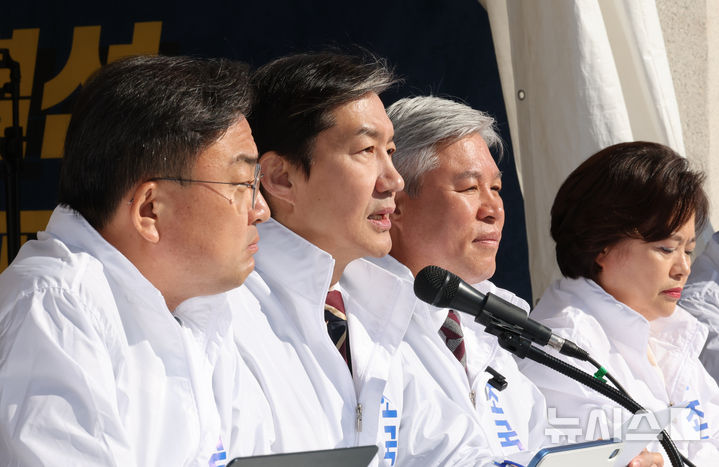 [서울=뉴시스] 김금보 기자 = 조국 조국혁신당 대표가 19일 오전 서울 여의도 국회 본청 앞에 마련된 정치개혁촉구 농성장에서 열린 최고위원회의에서 발언을 하고 있다. 2026.03.19. kgb@newsis.com