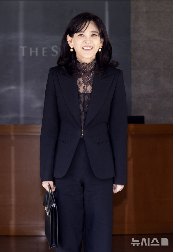 [서울=뉴시스] 김혜진 기자 = 이부진 호텔신라 대표이사 사장이 19일 오전 서울 중구 삼성전자 장충사옥에서 열린 정기 주주총회를 마친 뒤 건물을 나서고 있다. 2026.03.19. jini@newsis.com