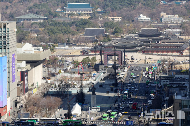 [서울=뉴시스] 조성우 기자 = 방탄소년단(BTS)의 서울 광화문광장 컴백 공연을 앞둔 19일 서울 종로구 광화문광장에서 무대 준비가 진행되고 있다. 2026.03.19. xconfind@newsis.com