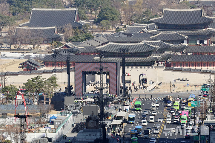 [서울=뉴시스] 조성우 기자 = 방탄소년단(BTS)의 서울 광화문광장 컴백 공연을 앞둔 19일 서울 종로구 광화문광장에서 무대 준비가 진행되고 있다. 2026.03.19. xconfind@newsis.com