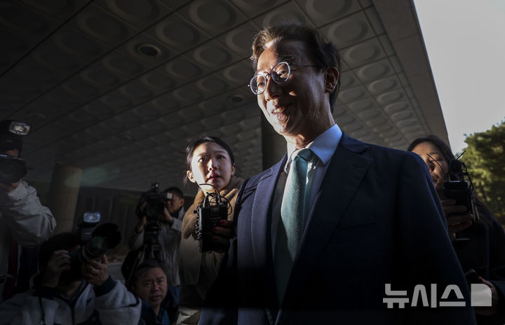 [서울=뉴시스] 정병혁 기자 = 통일교 금품 수수 의혹을 받는 전재수 더불어민주당 의원이 19일 서울 서초구 정교유착 의혹을 수사하는 합동수사본부에 피의자 신분 조사를 받기 위해 출석하고 있다. 2026.03.19. jhope@newsis.com