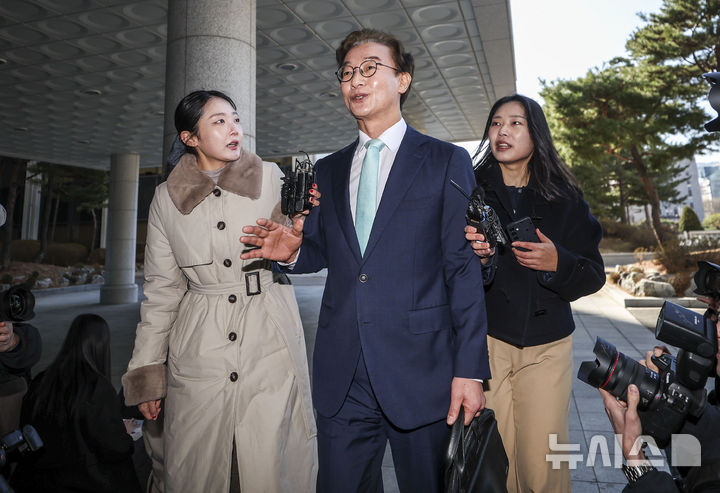 [서울=뉴시스] 정병혁 기자 = 통일교 금품 수수 의혹을 받는 전재수 더불어민주당 의원이 19일 서울 서초구 정교유착 의혹을 수사하는 합동수사본부에 피의자 신분 조사를 받기 위해 출석하고 있다. 2026.03.19. jhope@newsis.com