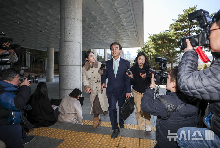 [서울=뉴시스] 정병혁 기자 = 통일교 금품 수수 의혹을 받는 전재수 더불어민주당 의원이 19일 서울 서초구 정교유착 의혹을 수사하는 합동수사본부에 피의자 신분 조사를 받기 위해 출석하고 있다. 2026.03.19. jhope@newsis.com