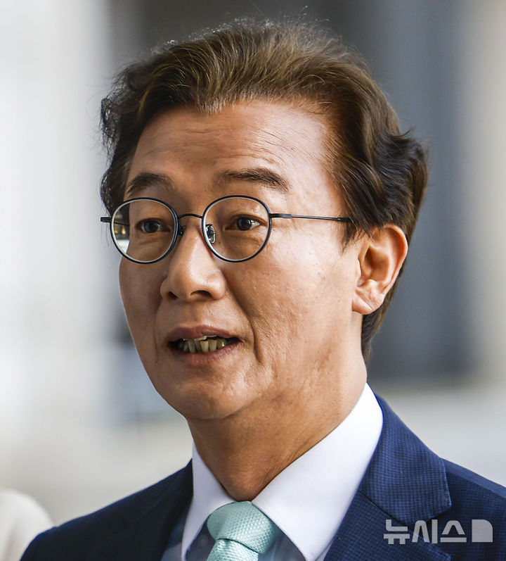 [서울=뉴시스] 정병혁 기자 = 통일교 금품 수수 의혹을 받는 전재수 더불어민주당 의원이 19일 서울 서초구 정교유착 의혹을 수사하는 합동수사본부에 피의자 신분 조사를 받기 위해 출석하고 있다. 2026.03.19. jhope@newsis.com