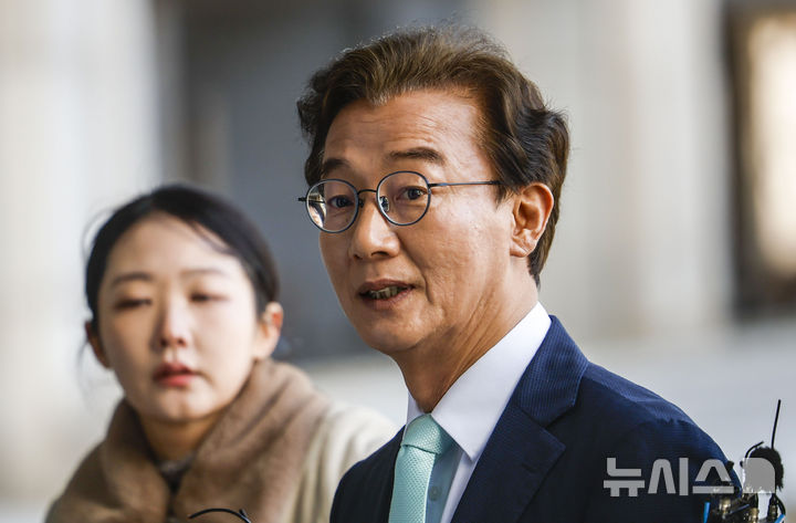 [서울=뉴시스] 정병혁 기자 = 통일교 금품 수수 의혹을 받는 전재수 더불어민주당 의원이 19일 서울 서초구 정교유착 의혹을 수사하는 합동수사본부에 피의자 신분 조사를 받기 위해 출석하고 있다. 2026.03.19. jhope@newsis.com