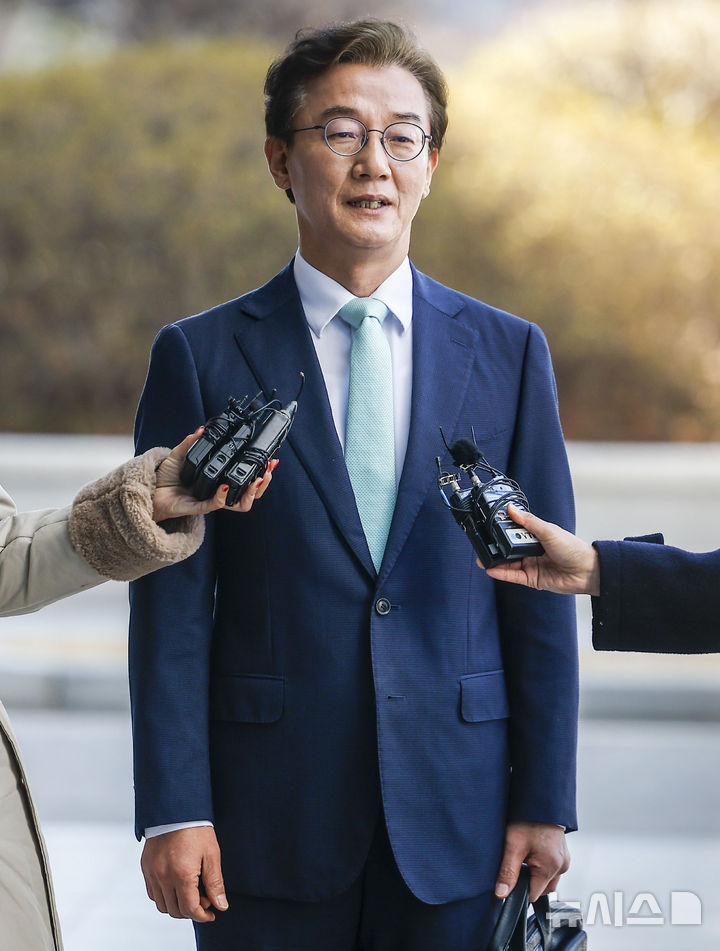 [서울=뉴시스] 정병혁 기자 = 통일교 금품 수수 의혹을 받는 전재수 더불어민주당 의원이 19일 서울 서초구 정교유착 의혹을 수사하는 합동수사본부에 피의자 신분 조사를 받기 위해 출석하며 입장을 밝히고 있다. 2026.03.19. jhope@newsis.com