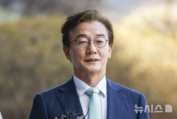 [서울=뉴시스] 정병혁 기자 = 통일교 금품 수수 의혹을 받는 전재수 더불어민주당 의원이 19일 서울 서초구 정교유착 의혹을 수사하는 합동수사본부에 피의자 신분 조사를 받기 위해 출석하며 입장을 밝히고 있다. 2026.03.19. jhope@newsis.com