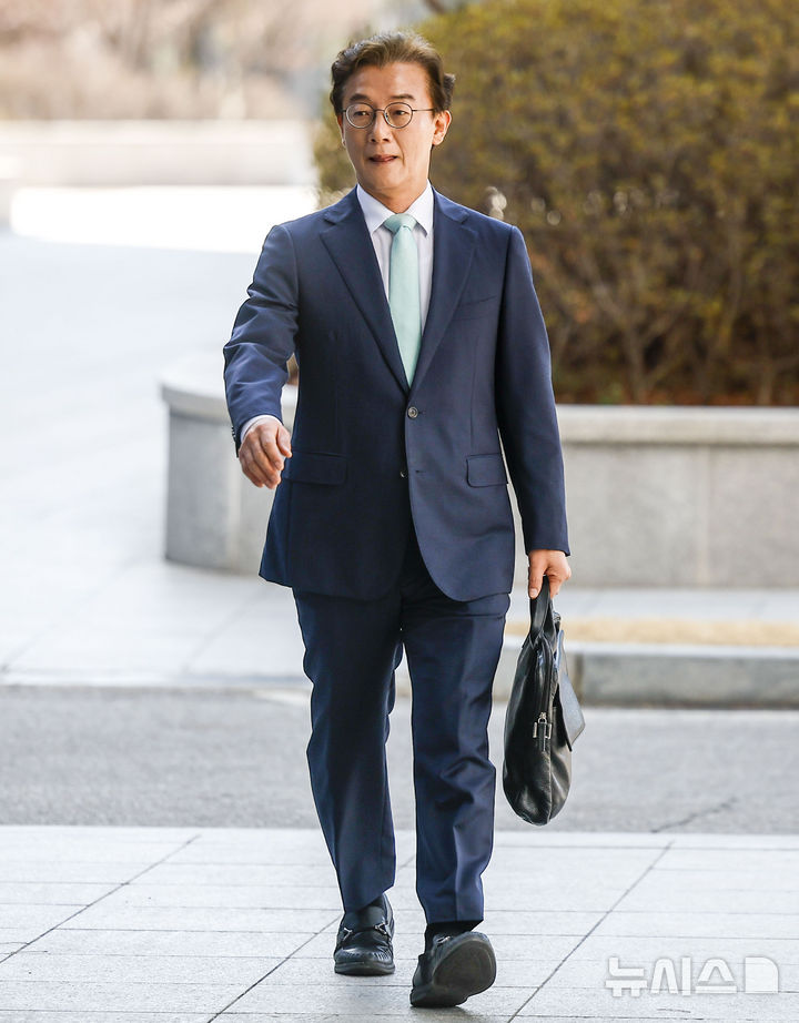 [서울=뉴시스] 정병혁 기자 = 통일교 금품 수수 의혹을 받는 전재수 더불어민주당 의원이 19일 서울 서초구 정교유착 의혹을 수사하는 합동수사본부에 피의자 신분 조사를 받기 위해 출석하고 있다. 2026.03.19. jhope@newsis.com