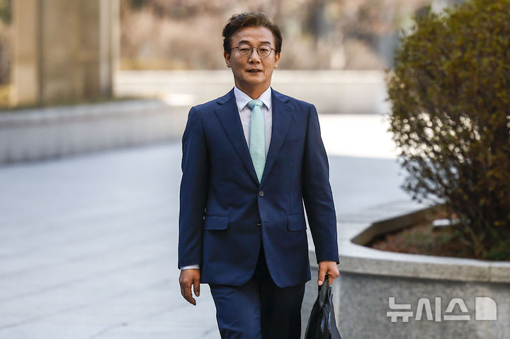 [서울=뉴시스] 정병혁 기자 = 통일교 금품 수수 의혹을 받는 전재수 더불어민주당 의원이 19일 서울 서초구 정교유착 의혹을 수사하는 합동수사본부에 피의자 신분 조사를 받기 위해 출석하고 있다. 2026.03.19. jhope@newsis.com