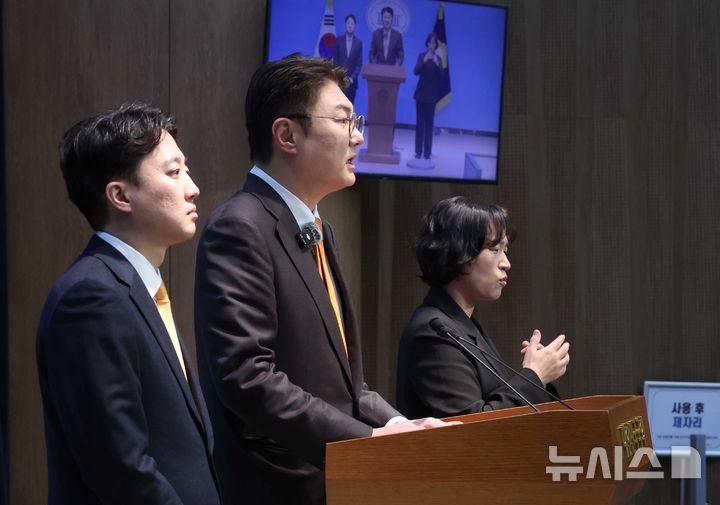 [서울=뉴시스] 조성봉 기자 = 김정철 개혁신당 서울시장 예비후보가 19일 오전 서울 여의도 국회 소통관에서 서울시장 출마선언을 하고 있다. 왼쪽은 이준석 개혁신당 대표. 2026.03.19. suncho21@newsis.com