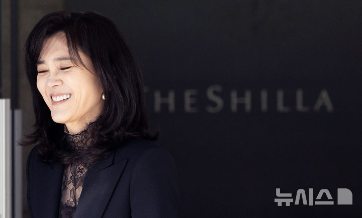 [서울=뉴시스] 김혜진 기자 = 이부진 호텔신라 대표이사 사장이 19일 오전 서울 중구 삼성전자 장충사옥에서 열린 정기 주주총회를 마친 뒤 건물을 나서고 있다. 2026.03.19. jini@newsis.com