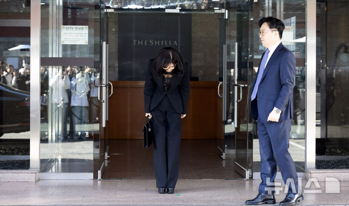 [서울=뉴시스] 김혜진 기자 = 이부진 호텔신라 대표이사 사장이 19일 오전 서울 중구 삼성전자 장충사옥에서 열린 정기 주주총회를 마친 뒤 건물을 나서고 있다. 2026.03.19. jini@newsis.com