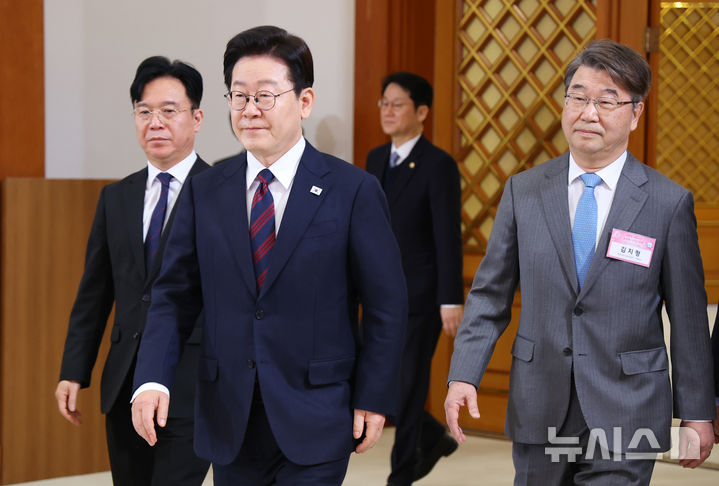 [서울=뉴시스] 최동준 기자 = 이재명 대통령이 19일 청와대에서 열린 '새 정부 경사노위 제1기 출범을 맞이하여 대통령과 함께하는 노동정책 토론회'에 입장하고 있다. (청와대통신사진기자단) 2026.03.19. photocdj@newsis.com