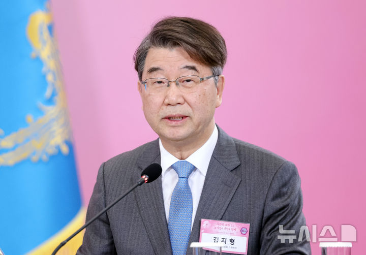 [서울=뉴시스] 최동준 기자 = 김지형 경제사회노동위원회 위원장이 19일 청와대에서 열린 '새 정부 경사노위 제1기 출범을 맞이하여 대통령과 함께하는 노동정책 토론회'에서 발언하고 있다. (청와대통신사진기자단) 2026.03.19. photocdj@newsis.com