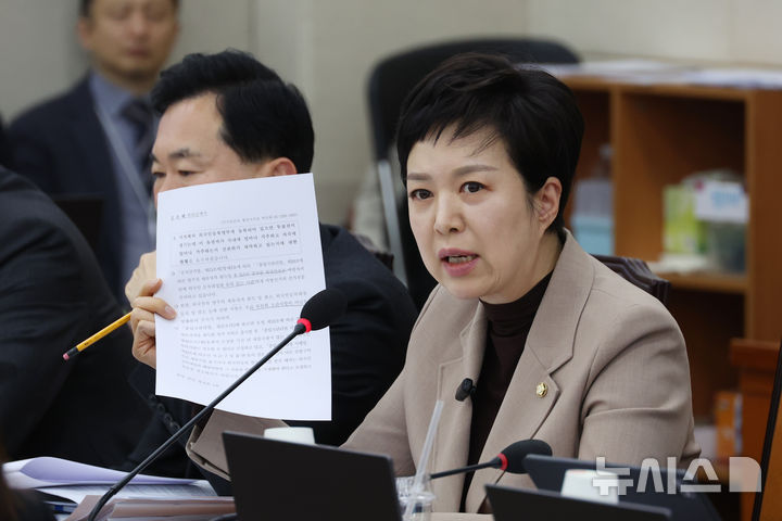 [서울=뉴시스] 고승민 기자 = 김은혜 국민의힘 의원이 19일 서울 여의도 국회에서 열린 정치개혁특별위원회 전체회의에서 발언하고 있다. 2026.03.19. kkssmm99@newsis.com