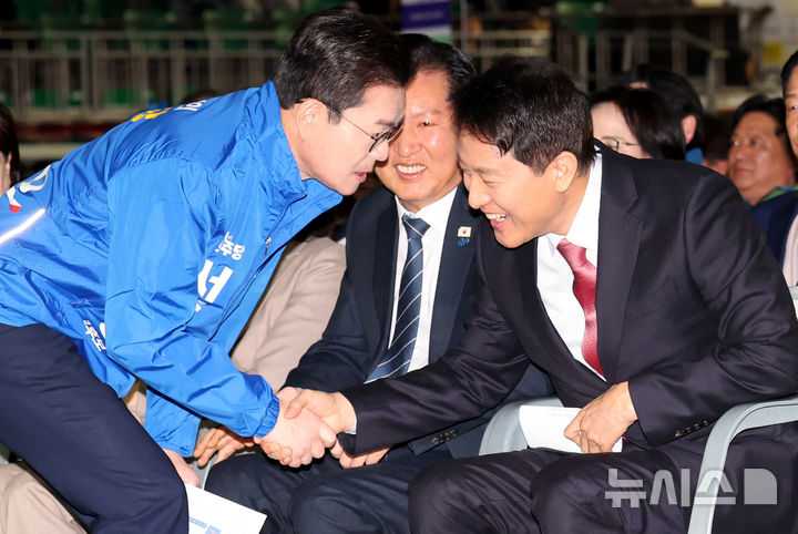 [서울=뉴시스] 박주성 기자 = 오세훈(오른쪽) 서울시장이 19일 오전 서울 송파구 잠실학생체육관에서 열린 2026 서울특별시 환경공무관 한마음축제에 참석해 정원오 더불어민주당 서울시장 예비경선 후보와 웃으며 인사를 나누고 있다.사진 왼쪽부터 정원오 민주당 서울시장 예비경선 후보, 정청래 더불어민주당 대표, 오세훈 서울시장. 2026.03.19. park7691@newsis.com