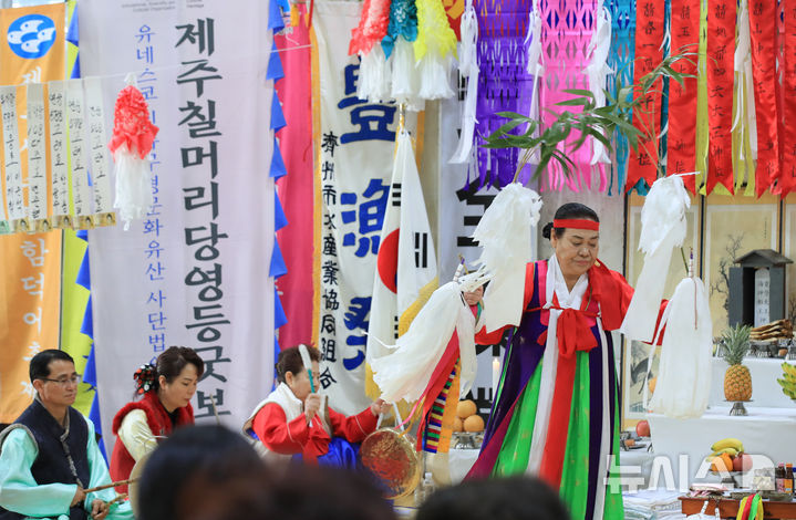 [제주=뉴시스] 우장호 기자 = 19일 오전 제주시 탑동 제주시수협위판장에서 유네스코 세계무형문화재이자 국가 지정 무형문화재인 칠머리당 영등환영풍어제가 열리고 있다. 제주에서는 바람을 관장하는 영등신이 들어오는 2월1일(음력)에는 '영등환영제'를, 영등신을 떠나보내기 전날인 2월14일에는 '영등송별제'를 지내며 마을 주민뿐 아니라 어부와 해녀들이 참여해 풍요를 기원한다. 2026.03.19. woo1223@newsis.com