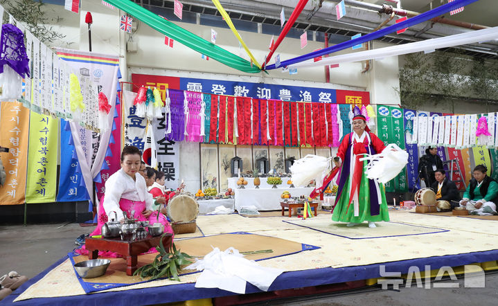 [제주=뉴시스] 우장호 기자 = 19일 오전 제주시 탑동 제주시수협위판장에서 유네스코 세계무형문화재이자 국가 지정 무형문화재인 칠머리당 영등환영풍어제가 열리고 있다. 제주에서는 바람을 관장하는 영등신이 들어오는 2월1일(음력)에는 '영등환영제'를, 영등신을 떠나보내기 전날인 2월14일에는 '영등송별제'를 지내며 마을 주민뿐 아니라 어부와 해녀들이 참여해 풍요를 기원한다. 2026.03.19. woo1223@newsis.com