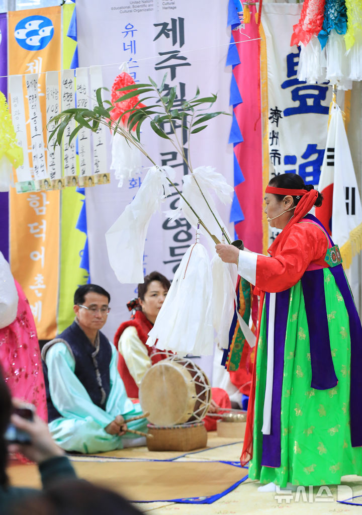 [제주=뉴시스] 우장호 기자 = 19일 오전 제주시 탑동 제주시수협위판장에서 유네스코 세계무형문화재이자 국가 지정 무형문화재인 칠머리당 영등환영풍어제가 열리고 있다. 제주에서는 바람을 관장하는 영등신이 들어오는 2월1일(음력)에는 '영등환영제'를, 영등신을 떠나보내기 전날인 2월14일에는 '영등송별제'를 지내며 마을 주민뿐 아니라 어부와 해녀들이 참여해 풍요를 기원한다. 2026.03.19. woo1223@newsis.com