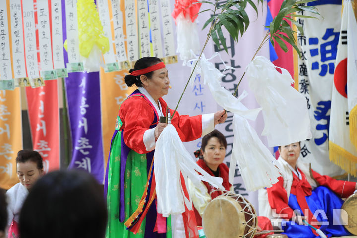 [제주=뉴시스] 우장호 기자 = 19일 오전 제주시 탑동 제주시수협위판장에서 유네스코 세계무형문화재이자 국가 지정 무형문화재인 칠머리당 영등환영풍어제가 열리고 있다. 제주에서는 바람을 관장하는 영등신이 들어오는 2월1일(음력)에는 '영등환영제'를, 영등신을 떠나보내기 전날인 2월14일에는 '영등송별제'를 지내며 마을 주민뿐 아니라 어부와 해녀들이 참여해 풍요를 기원한다. 2026.03.19. woo1223@newsis.com