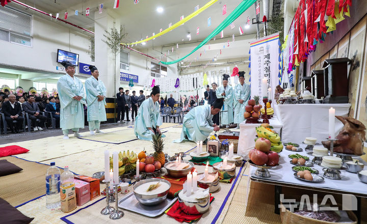 [제주=뉴시스] 우장호 기자 = 19일 오전 제주시 탑동 제주시수협위판장에서 수협 관계자들이 풍어제를 지내고 있다. 2026.03.19. woo1223@newsis.com