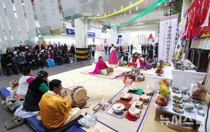 [제주=뉴시스] 우장호 기자 = 19일 오전 제주시 탑동 제주시수협위판장에서 유네스코 세계무형문화재이자 국가 지정 무형문화재인 칠머리당 영등환영풍어제가 열리고 있다. 제주에서는 바람을 관장하는 영등신이 들어오는 2월1일(음력)에는 '영등환영제'를, 영등신을 떠나보내기 전날인 2월14일에는 '영등송별제'를 지내며 마을 주민뿐 아니라 어부와 해녀들이 참여해 풍요를 기원한다. 2026.03.19. woo1223@newsis.com