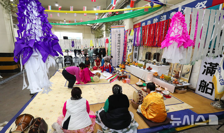 [제주=뉴시스] 우장호 기자 = 19일 오전 제주시 탑동 제주시수협위판장에서 유네스코 세계무형문화재이자 국가 지정 무형문화재인 칠머리당 영등환영풍어제가 열리고 있다. 제주에서는 바람을 관장하는 영등신이 들어오는 2월1일(음력)에는 '영등환영제'를, 영등신을 떠나보내기 전날인 2월14일에는 '영등송별제'를 지내며 마을 주민뿐 아니라 어부와 해녀들이 참여해 풍요를 기원한다. 2026.03.19. woo1223@newsis.com