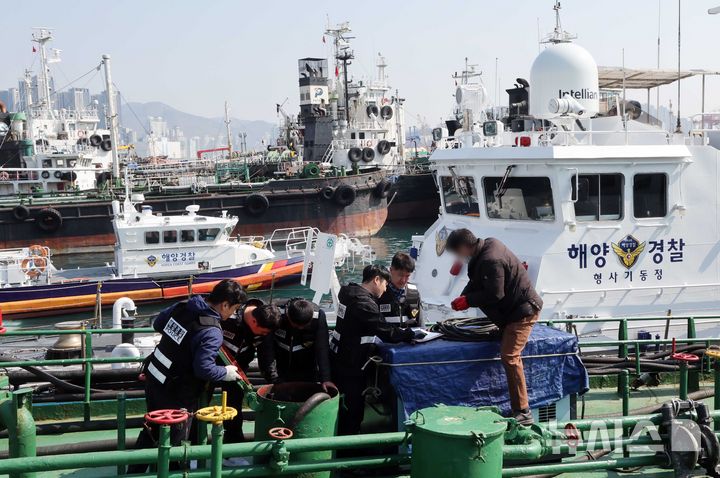  [부산=뉴시스] 하경민 기자 = 해상 석유 유통 특별단속에 나선 남해지방해양경찰청과 부산해양경찰서 소속 경찰관들로 구성된 전담반이 19일 부산 동구 부산항 4부두에 정박 중인 한 선박에서 단속활동을 벌이고 있다.   해경은 중동 사태 여파로 기름값이 급등하고 민생 경제 불안이 커짐에 따라 무자료 기름 유통, 어업용 면세유 개인 차량 등 다른 용도 사용, 어선 출입항 실적 및 수산물 판매실적 조작 통한 면세유 부정수급 행위 등에 대해 4월 말까지 집중 단속을 펼칠 계획이다. 2026.03.19. yulnetphoto@newsis.com