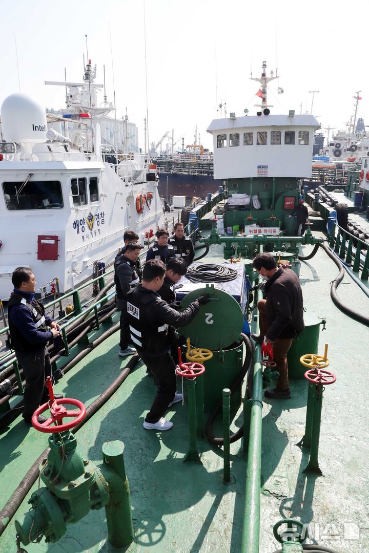  [부산=뉴시스] 하경민 기자 = 해상 석유 유통 특별단속에 나선 남해지방해양경찰청과 부산해양경찰서 소속 경찰관들로 구성된 전담반이 19일 부산 동구 부산항 4부두에 정박 중인 한 선박에서 단속활동을 벌이고 있다.   해경은 중동 사태 여파로 기름값이 급등하고 민생 경제 불안이 커짐에 따라 무자료 기름 유통, 어업용 면세유 개인 차량 등 다른 용도 사용, 어선 출입항 실적 및 수산물 판매실적 조작 통한 면세유 부정수급 행위 등에 대해 4월 말까지 집중 단속을 펼칠 계획이다. 2026.03.19. yulnetphoto@newsis.com