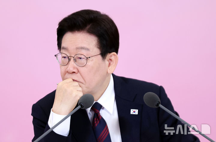 [서울=뉴시스] 최동준 기자 = 이재명 대통령이 19일 청와대에서 열린 '새 정부 경사노위 제1기 출범을 맞이하여 대통령과 함께하는 노동정책 토론회'에서 참석자 발언을 듣고 있다. (청와대통신사진기자단) 2026.03.19. photocdj@newsis.com