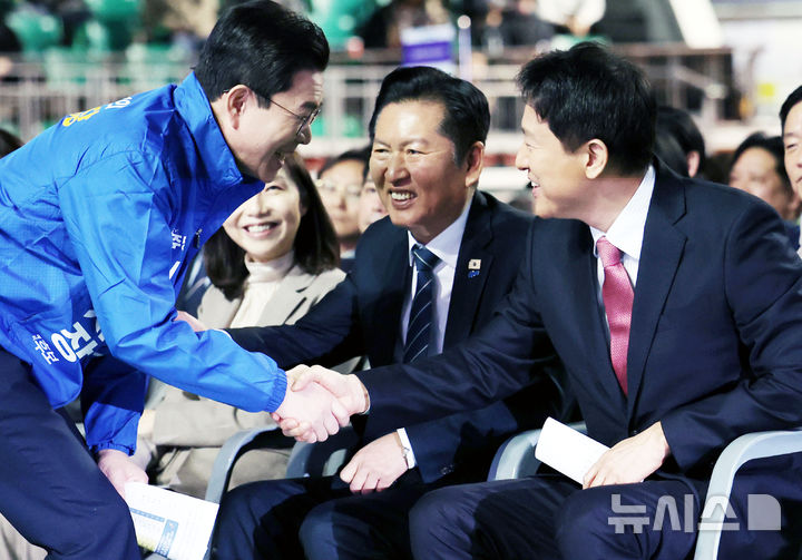 [서울=뉴시스] 박주성 기자 = 오세훈(오른쪽) 서울시장이 19일 오전 서울 송파구 잠실학생체육관에서 열린 2026 서울특별시 환경공무관 한마음축제에 참석해 정원오 더불어민주당 서울시장 예비경선 후보가 웃으며 인사를 나누고 있다. 왼쪽부터 정원오 민주당 서울시장 예비경선 후보, 정청래 더불어민주당 대표, 오세훈 서울시장. 2026.03.19. park7691@newsis.com