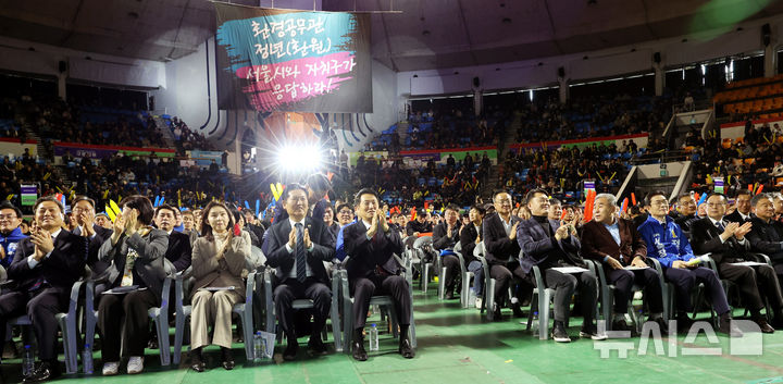 [서울=뉴시스] 박주성 기자 = 오세훈 서울시장과 정청래 더불어민주당 대표를 비롯한 내빈들이 19일 오전 서울 송파구 잠실학생체육관에서 열린 2026 서울특별시 환경공무관 한마음축제에 참석하고 있다. 2026.03.19. park7691@newsis.com