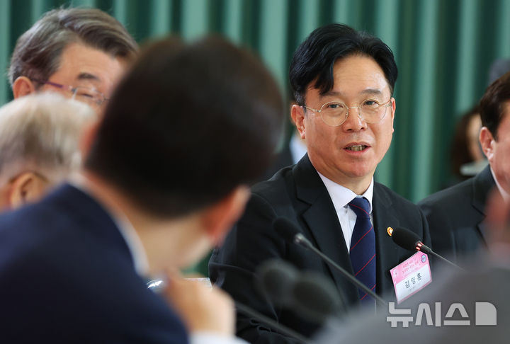 [서울=뉴시스] 최동준 기자 = 김영훈 고용노동부 장관이 19일 청와대에서 열린 '새 정부 경사노위 제1기 출범을 맞이하여 대통령과 함께하는 노동정책 토론회'에서 발언하고 있다. (청와대통신사진기자단) 2026.03.19. photocdj@newsis.com