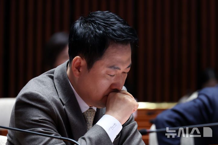 [서울=뉴시스] 고승민 기자 = 장동혁 국민의힘 대표가 19일 서울 여의도 국회에서 열린 의원총회에서 차진아 고려대 법학전문대학원 교수의 검찰청 폐지와 공소청, 중수청 설치 관련 발제를 듣고 있다. 2026.03.19. kkssmm99@newsis.com