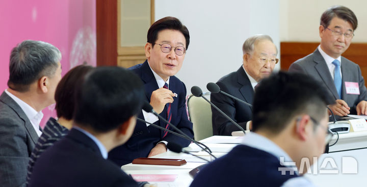 [서울=뉴시스] 최동준 기자 = 이재명 대통령이 19일 청와대에서 열린 '새 정부 경사노위 제1기 출범을 맞이하여 대통령과 함께하는 노동정책 토론회'에서 발언하고 있다. (청와대통신사진기자단) 2026.03.19. photocdj@newsis.com